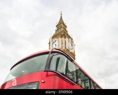 Big Ben, Londoner Doppeldecker-Bus-Straße – Ein ikonischer Blick auf Big Ben (Elizabeth Tower) und das Parlament in London, mit einem roten Doppeldecker Stockfoto