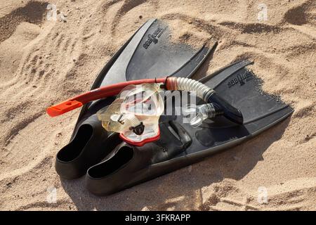 Schnorchel, Flossen und Maske am Strand Stockfoto