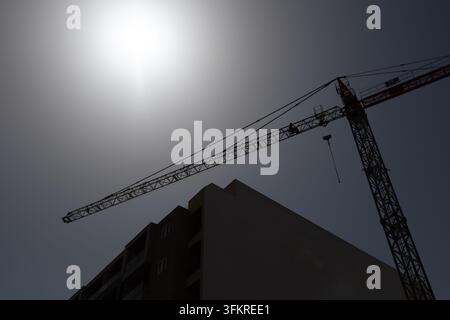 Ein Baubauturm, der sich vor einem sonnigen Himmel abhebt, mit Kopierraum und dem Rand eines Gebäudes. In Malta aufgenommen, kann aber als generisches Bild verwendet werden Stockfoto