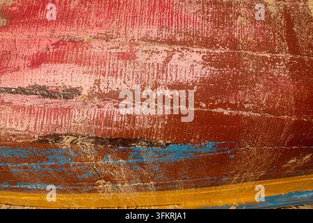 Eine Nahaufnahme einer abstrakten Textur eines alten Holzschiffsrumpfes, der starke Verwitterung zeigt. Die parallelen Holzplanken weisen tief gekratzte Maserungsmuster auf, Stockfoto