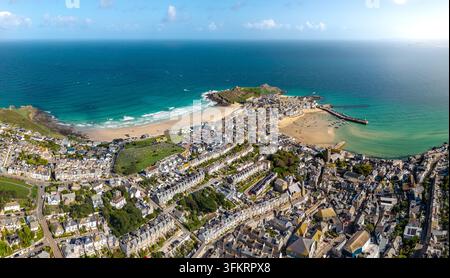 Eine Luftpanorama-Landschaft der beliebten Touristenstadt St Ives in Cornwall, UK, mit Strandhäusern und Ferienhäusern, die auf den Hafen blicken Stockfoto