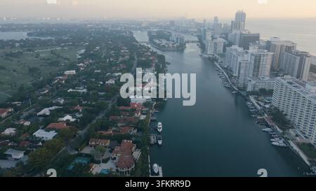 Luftbild von Miami Beach mit luxuriösen Wasserrandhäusern, Hochhauswohnanlagen und Booten, die entlang des Kanals in Miami Beach, Florida, festgemacht sind Stockfoto