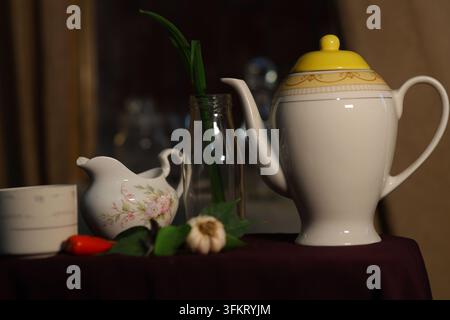 Vintage Keramik-Teekanne und Milchkännchen Stillleben-Arrangement. Stockfoto