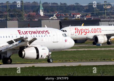 25.09.2026, xsvx, Reise, Urlaub, Wirtschaft, emwir, D-AGWO, Airbus A319-132, Baujahr: 2010, Eurowings Lufthansa Group, Deutschland, Hex Code: 3C5EEF, MSN: 4166, Besonderheit: ursprünglich im Januar 2010 an Germanwings ausgeliefert, seit Oktober 2017 bei Eurowings am 29. November 2023 in Hamburg nach der Landung von der Rollbahn ins Gras geraten, am 6. Dezember 2023 wieder in Betrieb genommen. Arrival Landung TC-NCL, Airbus A320-251N A320neo, Baujahr: 2020, Pegasus Airlines, Türkei, Hex Code: 4BB86C, MSN: 9411, Flugzeugname: Umay, Besonderheit: Erstflug am 30. April 2020, am 14. Mai 2020 fabrikn Stockfoto