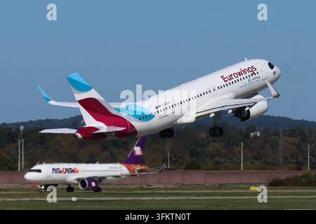 25.09.2026, xsvx, Reise, Urlaub, Wirtschaft, emwir, D-AENH, Airbus A320-251N A320neo, Baujahr: 2022, Eurowings Lufthansa Group, Deutschland, Hex Code: 3C55C8, MSN: 11125, Besonderheit: makechangefly-Sticker, seit Februar 2023 bei Eurowings, Indienststellung am 16. März 2023. Start in Stuttgart. Abflug Im Hintergrund SU-BUT, Airbus A320-251N A320neo, Baujahr: 2022, Air Cairo, Ägypten, Hex Code: 01023C, MSN: 11205, Besonderheit: zeitweise Misr Life Insurance-Sticker 2023 und 20 Years-Sticker ab November 2023. Stuttgart *** 25. September 2026, xsvx, Reise, Urlaub, Wirtschaft, emwir, D AENH, Air Stockfoto