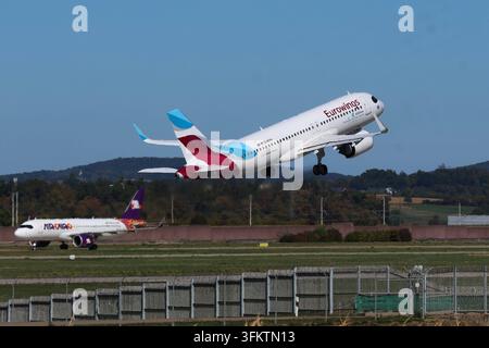 25.09.2026, xsvx, Reise, Urlaub, Wirtschaft, emwir, D-AENH, Airbus A320-251N A320neo, Baujahr: 2022, Eurowings Lufthansa Group, Deutschland, Hex Code: 3C55C8, MSN: 11125, Besonderheit: makechangefly-Sticker, seit Februar 2023 bei Eurowings, Indienststellung am 16. März 2023. Start in Stuttgart. Abflug Im Hintergrund SU-BUT, Airbus A320-251N A320neo, Baujahr: 2022, Air Cairo, Ägypten, Hex Code: 01023C, MSN: 11205, Besonderheit: zeitweise Misr Life Insurance-Sticker 2023 und 20 Years-Sticker ab November 2023. Stuttgart *** 25. September 2026, xsvx, Reise, Urlaub, Wirtschaft, emwir, D AENH, Air Stockfoto