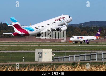 25.09.2026, xsvx, Reise, Urlaub, Wirtschaft, emwir, D-AENH, Airbus A320-251N A320neo, Baujahr: 2022, Eurowings Lufthansa Group, Deutschland, Hex Code: 3C55C8, MSN: 11125, Besonderheit: makechangefly-Sticker, seit Februar 2023 bei Eurowings, Indienststellung am 16. März 2023. Start in Stuttgart. Abflug Im Hintergrund SU-BUT, Airbus A320-251N A320neo, Baujahr: 2022, Air Cairo, Ägypten, Hex Code: 01023C, MSN: 11205, Besonderheit: zeitweise Misr Life Insurance-Sticker 2023 und 20 Years-Sticker ab November 2023. Stuttgart *** 25. September 2026, xsvx, Reise, Urlaub, Wirtschaft, emwir, D AENH, Air Stockfoto