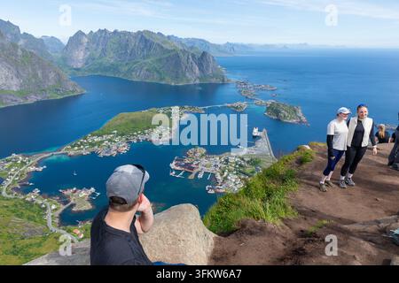 Ein atemberaubender Blick auf das Fischerdorf Reine vom Berg Reinebringen in der Gemeinde Moskenes. Fylke Nordland, Norwegen. Stockfoto