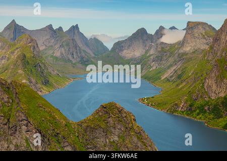 Ein atemberaubender Blick vom Berg Reinebringen in der Gemeinde Moskenes. Fylke Nordland, Norwegen. Stockfoto
