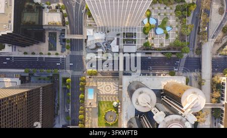 Luftbild einer modernen städtischen Kreuzung, umgeben von Wolkenkratzern, gestalteten Plätzen und Stadtstraßen in Los Angeles, Kalifornien, Vereinigte Staaten. Stockfoto