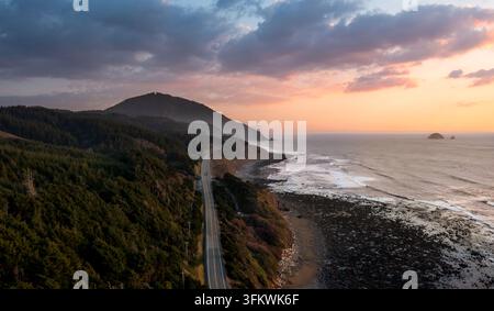 Luftbild von Humbug Mountain und Highway 101 entlang der rauen Küste Oregons bei Sonnenuntergang in Curry County, Oregon, Vereinigte Staaten. Stockfoto