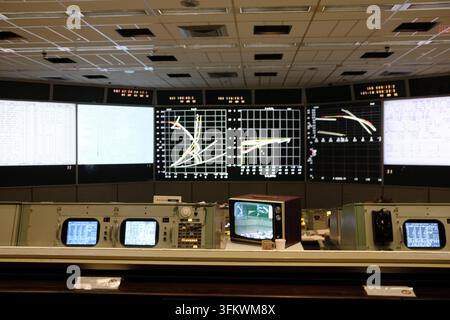 HOUSTON, TEXAS - 30. JANUAR 2024: Der restaurierte Missions-Leitstand aus der Apollo-Ära im Johnson Space Center. Stockfoto