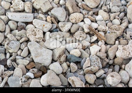 Glatte Kalkstein-Kiesel-Hintergrundtextur von oben Stockfoto