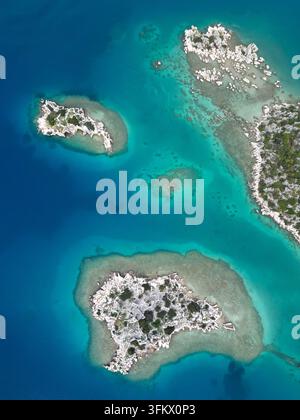 Luftaufnahme von felsigen Inseln und flachen Riffen in türkisfarbenem Wasser nahe der Küste von Demre, Antalya, Turkiye. Stockfoto