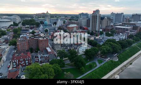 Luftaufnahme der Skyline von Harrisburg mit der Kuppel des Pennsylvania State Capitol, historischen Kathedralen und urbaner Architektur in Harrisburg, Pennsy Stockfoto