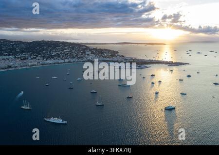 Luftaufnahme der Bucht von Cannes mit zahlreichen Yachten und Booten, die bei Sonnenuntergang in Cannes, Provence-Alpes-Côte d'Azur, Frankreich, vor Anker liegen Stockfoto