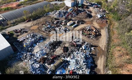 Luftbild einer Schrottrecyclinganlage mit großen Haufen sortiertem Metall, industriellen Maschinen und Lagergebäuden in Lynchburg, Virginia Stockfoto