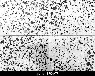 Schwarz-weiße Terrazzofliesen-Textur, abstrakte nahtlose Muster. Stockfoto