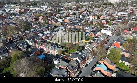 Luftaufnahme des dichten Wohngebiets mit historischen Reihenhäusern und baumgesäumten Straßen in Lancaster, Pennsylvania, Vereinigte Staaten. Stockfoto
