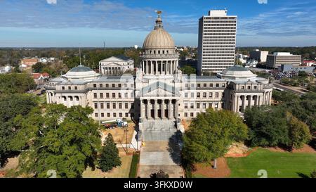 Luftaufnahme des Mississippi State Capitol mit seiner ikonischen Kuppel und der goldenen Adlerstatue, umgeben von üppigen Bäumen und städtischen Gebäuden in Jackson, Mi Stockfoto