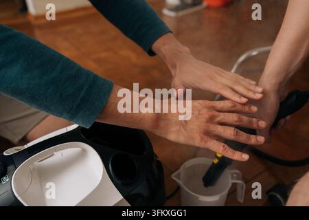 Nahaufnahme einer gekürzten Aufnahme eines nicht erkennbaren Mannes, der einen Vorheiz-Dampfreiniger füllt und das Gerät für Haushaltswartungs- und Desinfektionsaufgaben vorbereitet Stockfoto