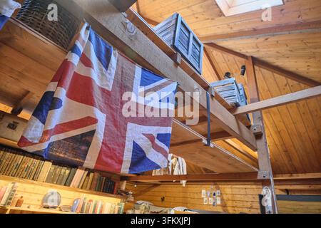 Die britische Flagge des Vereinigten Königreichs, Union Jack UK, hängt von den Balken. Im Mawson's Hut Museum in Hobart, Tasmanien, Australien. Stockfoto