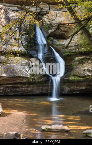 „Herbst naht“, Queer Creek stürzt über eine Sandsteinklippe in Cedar Falls im Hocking Hills State Park nahe Logan, Ohio. Stockfoto
