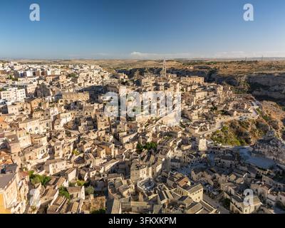 Luftaufnahme von Matera an einem sonnigen Sommertag in Basilikata, Italien Stockfoto