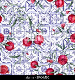Nahtloses Muster aus portugiesischen Azulejo-Fliesen und Granatapfelbranche. Blaues Mittelmeer, spanische Keramiktraditionen. Handgezeichnetes Aquarell Stockfoto