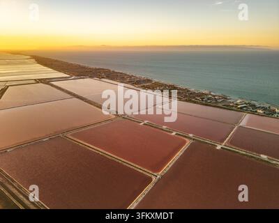 Aus der Vogelperspektive der Salzminen Margherita di Savoia bei Sonnenuntergang in Apulien, Italien Stockfoto