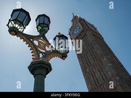 Niedrigwinklige Ansicht von Big Ben neben einer verzierten Straßenlaterne in London Stockfoto