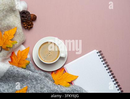 Flat Lay herbstliche gemütliche Szene mit Kaffee, Notizbuch und Blättern Stockfoto