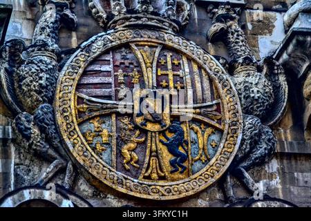 Brüssel, Belgien – 15. Oktober 2017: Nahaufnahme einer Denkmalskulptur mit einem Schild mit einem Kreuz, flankiert von zwei Vögeln, mit belgischer Heraldik Stockfoto