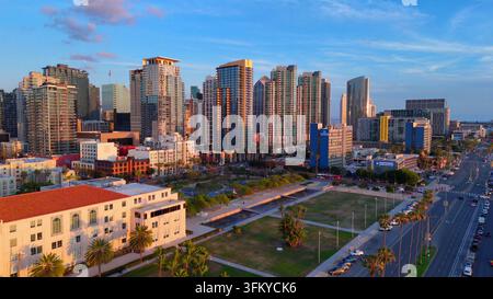 San Diego, Kalifornien, Vereinigte Staaten - 01. April 2026: Luftaufnahme des San Diego Probation Administration Center mit der Innenstadt-Skyline, modernen Wolkenkratzern Stockfoto