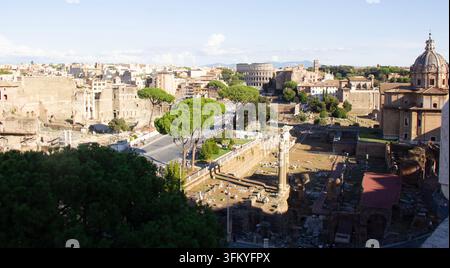 Panoramablick auf Rom, Italien, mit dem Kolosseum im Hintergrund und den archäologischen Überresten des Römischen Forums im Zentrum Stockfoto