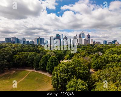 Panoramischer Blick auf die Skyline von Atlanta und den Piedmont Park an einem schönen Herbsttag in Georgia, USA Stockfoto