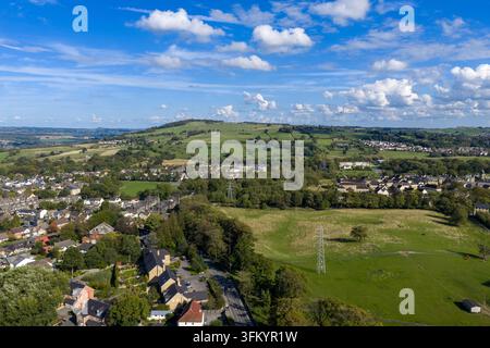 Luftbild über Menston in der Nähe von Leeds zeigt Wohnstraßen, grüne Felder, die sanfte Landschaft von Yorkshire, Bäume, Strommasten und Häuser darunter Stockfoto