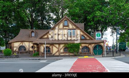 Besucherzentrumsbau im Hobbit-Höhle-Stil in Matamata, Neuseeland, 20. Januar 2024 Stockfoto