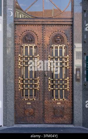 Bratislava, Slowakei - 13. März, 20: Verzierte bronzene Jugendstil-Doppeltüren des Roland Palace mit aufwendigen geprägten Mustern Stockfoto