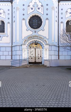 Bratislava, Slowakei - 14. März 2026: Nahaufnahme der berühmten Jugendstil-Fassade der Blauen Kirche. Details der Kirche St. Elisabeth mit blauem Muster Stockfoto