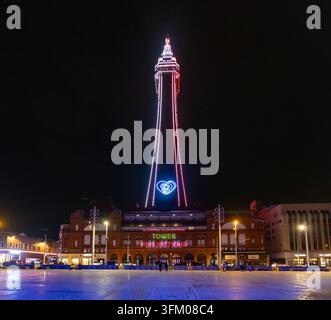 Blackpool-Turm bei Nacht beleuchtet, Lancashire, England – Ikonisches Uferlandmark, helle Lichter und atemberaubende Küstenresortansichten von Blackpool Stockfoto