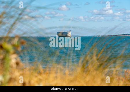 Fort Boyard erhebt sich aus dem Atlantischen Ozean. Im 19. Jahrhundert als Verteidigungsfort zum Schutz des Zugangs zum Marinearsenal von Rochefort erbaut, die i Stockfoto