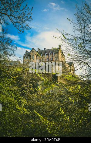 Blick auf das Edinburgh Castle von den Princes Street Gardens im Frühling Stockfoto