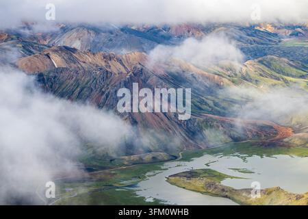 Rhyolithügel in der Nähe von Landmannalaugar im Naturschutzgebiet Fjallabak, Luftbild, Island Stockfoto