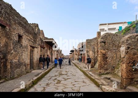 Pompeji, Italien - 8. März 2026: Touristen erkunden die erhaltene antike Straße und römische Architektur in Pompeji Stockfoto