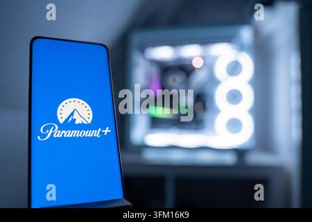 Das Paramount Plus-Logo, das die Marke repräsentiert, wird vor einem RGB-beleuchteten Gaming-PC gezeigt, 19.01.2026. Stockfoto