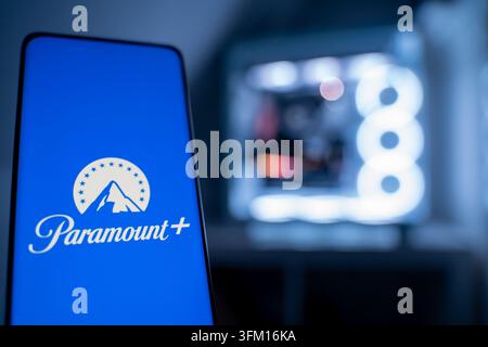 Das Paramount Plus-Logo, das die Marke repräsentiert, wird vor einem RGB-beleuchteten Gaming-PC gezeigt, 19.01.2026. Stockfoto