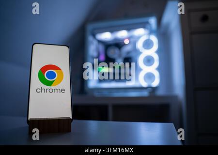 Das Google Chrome-Webbrowser-Logo ist vor einem Gaming-Computer dargestellt. Der Browser wird von Google entwickelt. 24.01.2026. Stockfoto