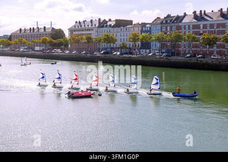 Das Bassin du Commerce mit den Trainingsbooten der Segelschule und einem Blick auf die von Auguste Perret entworfenen Wohnblocks in Le Havre an der Alaba Stockfoto