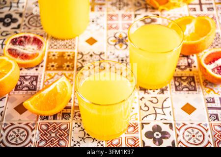 Frischer Orangensaft auf dem Tisch mit Obstscheiben. Italienischer Stil Stockfoto